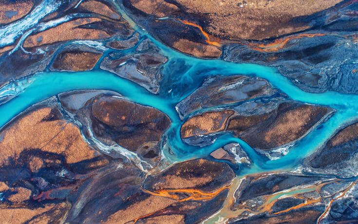 Ο Κρις Μπέρκαρντ καταγράφει τα παγετώδη ποτάμια της Ισλανδίας σε ένα νέο βιβλίο