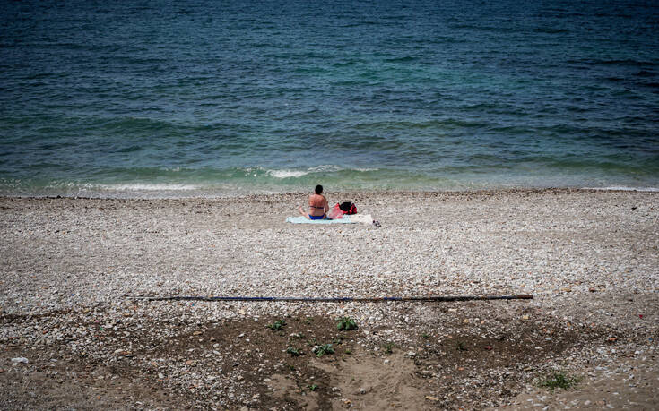 Μπάνιο στη θάλασσα αυτό το καλοκαίρι: Αποστάσεις ανάμεσα σε ξαπλώστρες και ομπρέλες &#8211; Τι ισχύει για την άμμο
