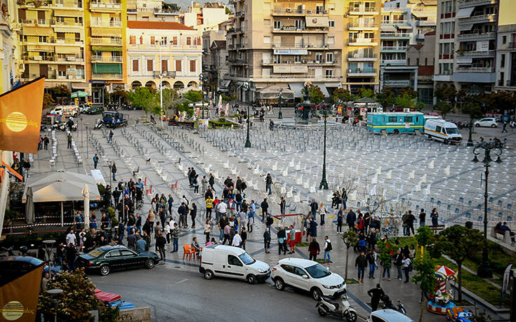 Πάτρα: Κινητοποίηση στην πλατεία Γεωργίου από περίπου 1.200 καρέκλες