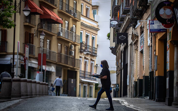 Μεγάλο το πλήγμα στα τουριστικά έσοδα της Ισπανίας: Μειώθηκαν στο ήμισυ λόγω lockdown
