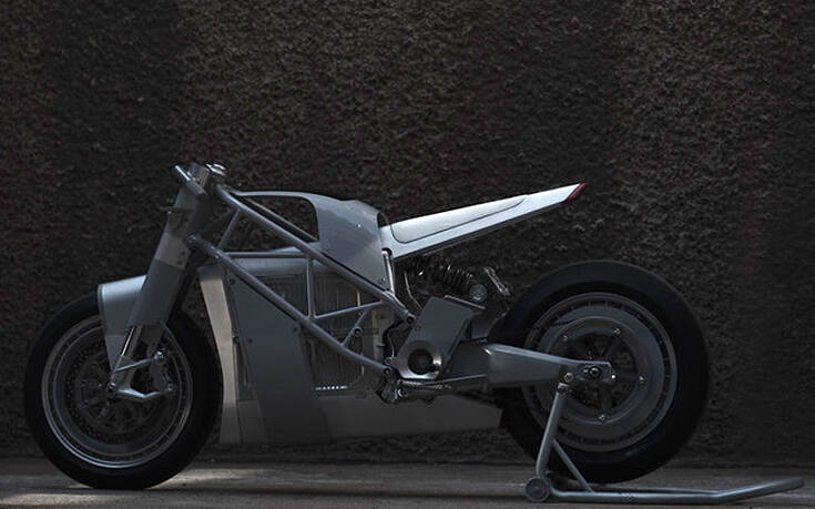 Η Untitled Motorcycles σε ένα γλυπτό από αλουμίνιο