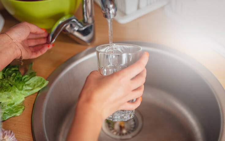 Κορονοϊός και νερό: Πρέπει να πίνουμε βρύσης ή εμφιαλωμένο;