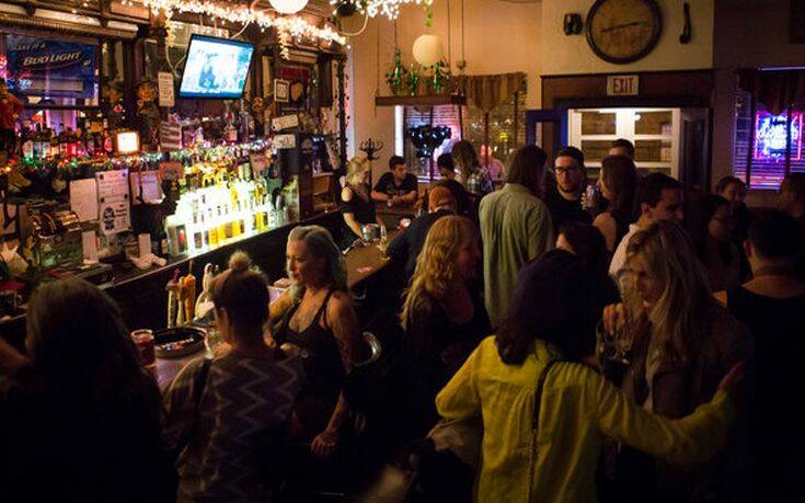 Οργή στη Νέα Υόρκη για τα γεμάτα μπαρ