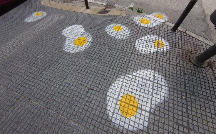 Ο λόγος που γέμισαν&#8230;τηγανητά αβγά τα πεζοδρόμια της Θεσσαλονίκης