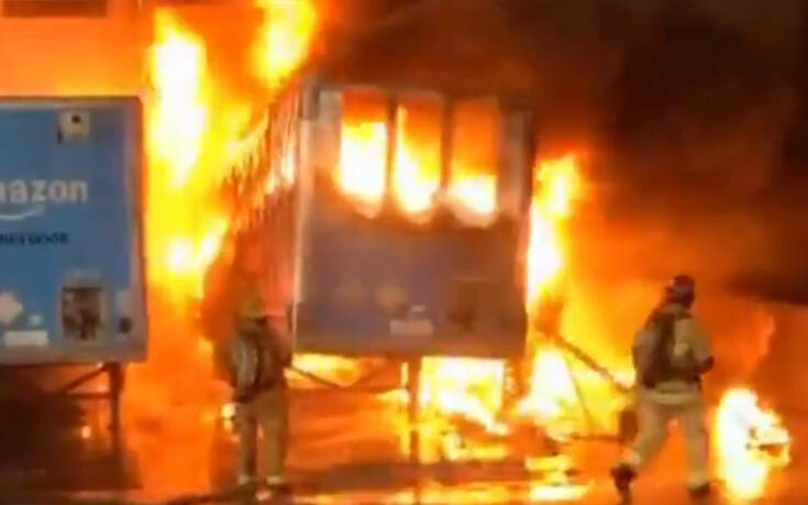 Εικόνες από τη μεγάλη φωτιά σε αποθήκες στην Καλιφόρνια &#8211; Πληροφορίες ότι ανήκουν στην Amazon