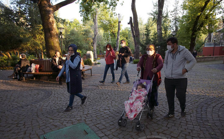 Οργή στην Τουρκία: Οι τουρίστες κάνουν βόλτες, οι πολίτες μένουν στο σπίτι