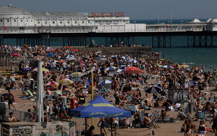 Βρετανία: Σε κατάσταση συναγερμού το Μπόρνμουθ &#8211; Μισό εκατομμύριο λουόμενοι ξεχύθηκαν στις παραλίες