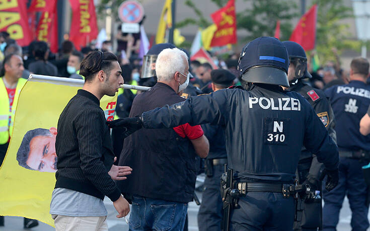 Η Αυστρία καλεί τον Τούρκο πρεσβευτή μετά τις συγκρούσεις Κούρδων και Τούρκων διαδηλωτών