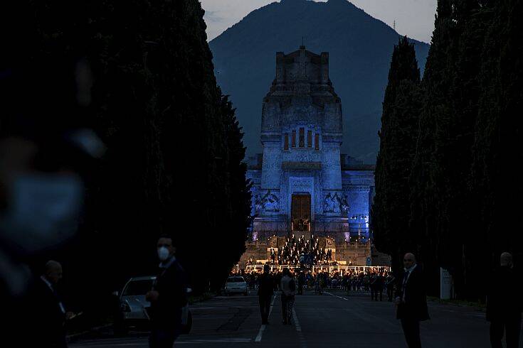 Τελετή μνήμης για τους νεκρούς του κορονοϊού σήμερα το βράδυ στο Μπέργκαμο της βόρειας Ιταλίας