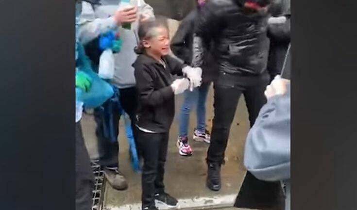 Αστυνομικοί στο Σιάτλ ψέκασαν στο πρόσωπο με χημικά 7χρονο αγόρι – Το βίντεο με τις εικόνες που προκάλεσαν οργή