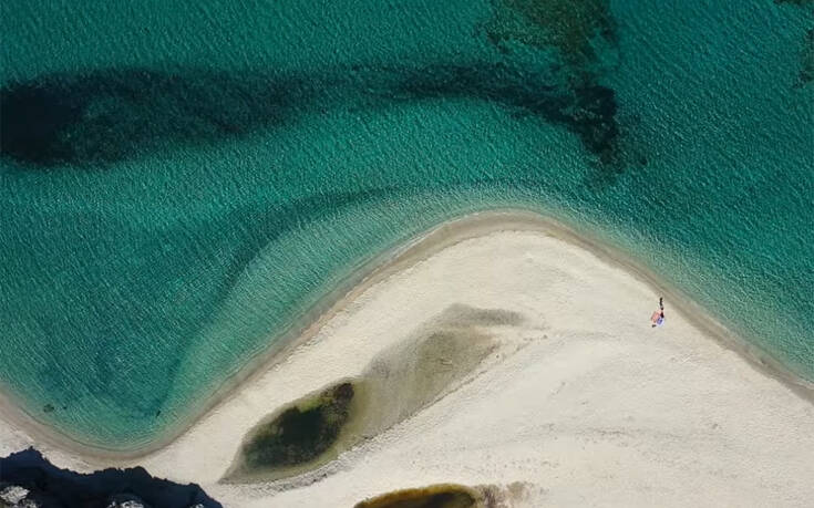 Η διασημότερη παραλία του καλοκαιριού από ψηλά