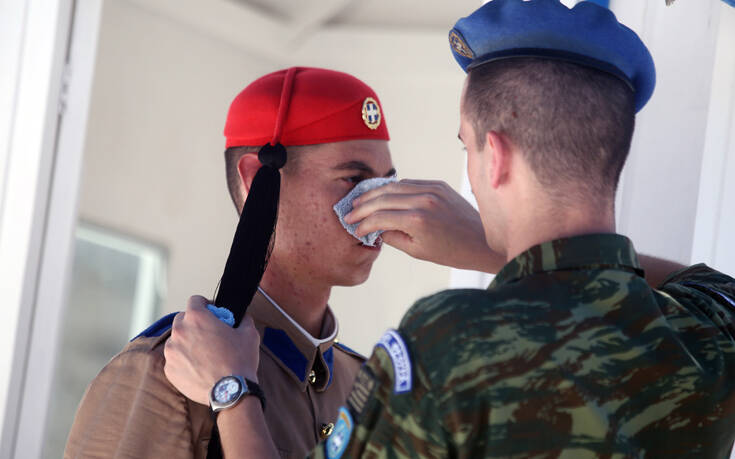 Οι Εύζωνες στον Άγνωστο Στρατιώτη λιώνουν από τον καύσωνα &#8211; Η «σωτήρια» επέμβαση