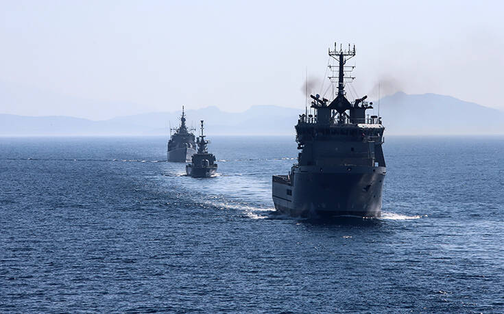 Τουλάχιστον 15 πλοία του ελληνικού στόλου έχουν δημιουργήσει «τείχος» στο Αιγαίο επιτηρώντας τις τουρκικές ακτές