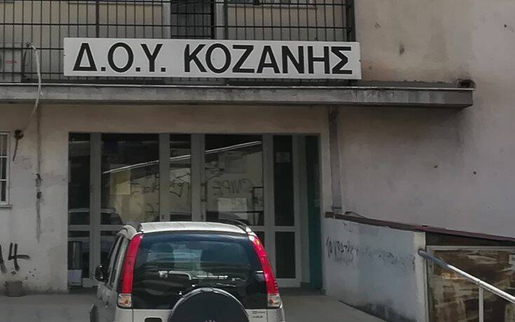 Επίθεση με τσεκούρι στην εφορία Κοζάνης: «Ήθελε να σκοτώσει» &#8211; Σε κρίσιμη κατάσταση ένας 56χρονος