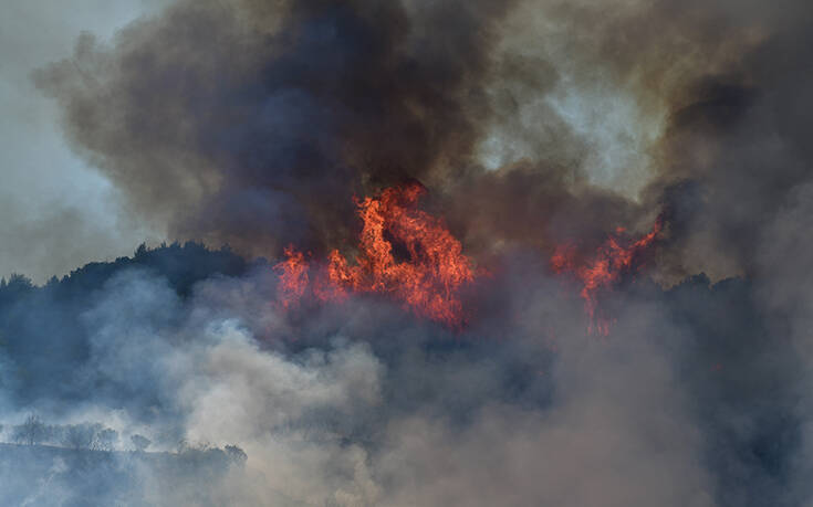 Φωτιά στο Γραμματικό: Σε ετοιμότητα οι κάτοικοι στο Χελιδόνι για εκκένωση &#8211; Μεγάλη επιχείρηση της πυροσβεστικής