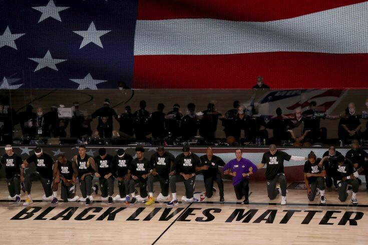 NBA: Όλοι οι παίκτες γονατιστοί στην ανάκρουση του αμερικανικού εθνικού ύμνου