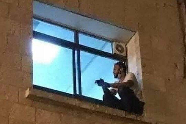 30χρονος σκαρφάλωσε σε παράθυρο νοσοκομείου για να αποχαιρετήσει τη μητέρα του που πέθαινε από κορονοϊό