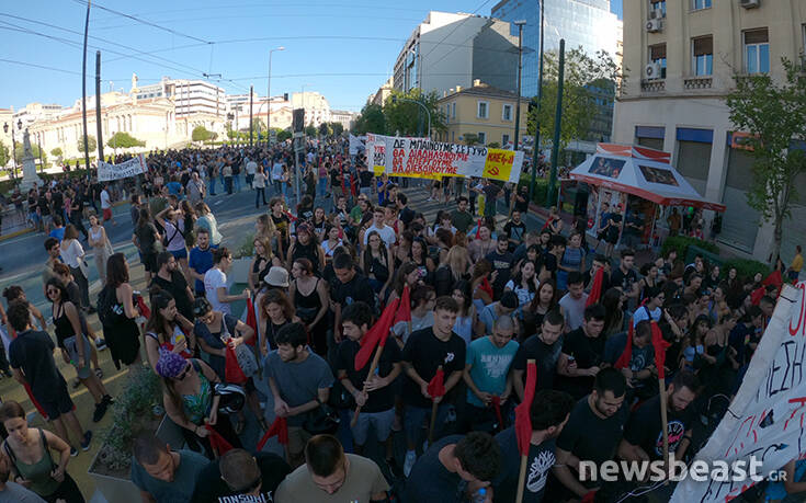 Πλήθος κόσμου στην πορεία ενάντια στο νομοσχέδιο για τις διαδηλώσεις &#8211; Κλειστοί σταθμοί του Μετρό