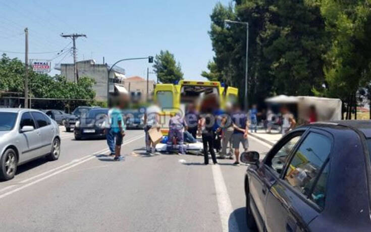 Εικόνες από τροχαίο με μηχανή στη Λαμία: Στο νοσοκομείο πεζός που τραυματίστηκε