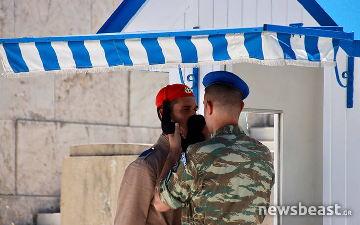Οι Εύζωνες στον Άγνωστο Στρατιώτη λιώνουν από τον καύσωνα &#8211; Συνθήκες ασφυξίας στην Αθήνα