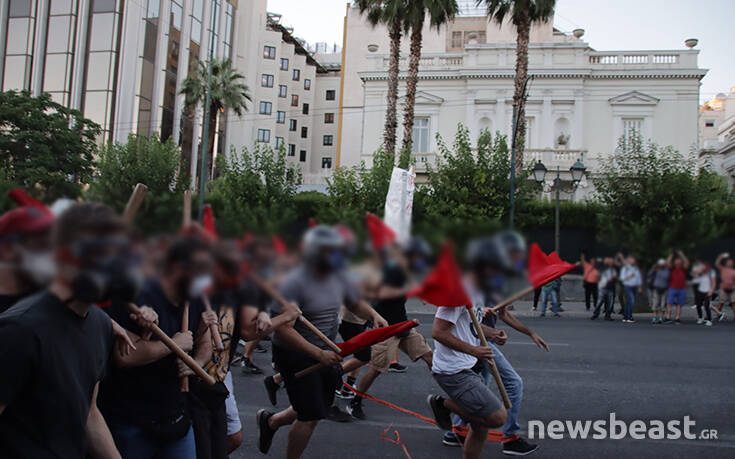 Καρέ &#8211; καρέ η ένταση στο Σύνταγμα: Αποφασισμένοι διαδηλωτές με κόκκινες σημαίες εναντίον ΜΑΤ