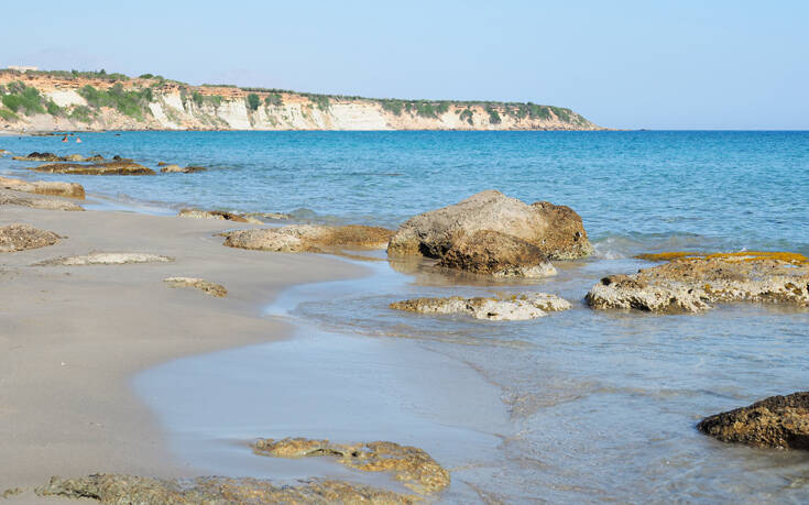 Η απομονωμένη παραλία στην Κρήτη με τους ψηλούς αμμόλοφους