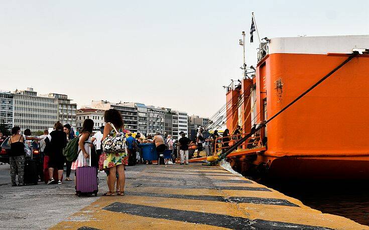 Δεκαπενταύγουστος: Ουρές στο λιμάνι του Πειραιά, φεύγουν οι αδειούχοι