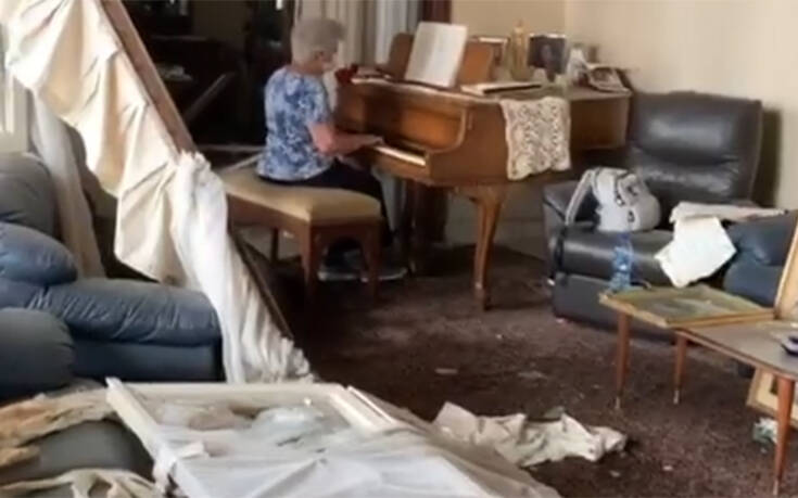 Ηλικιωμένη παίζει πιάνο στο διαλυμένο σπίτι της στη Βηρυτό