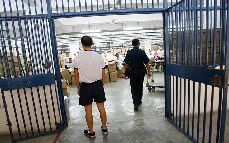 Τον μαστίγωσαν γυμνό 24 φορές: Βασανισμός Βρετανού στις φυλακές της Σιγκαπούρης πυροδοτεί διπλωματικό επεισόδιο