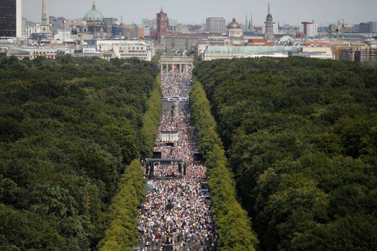 Μεγάλη διαδήλωση στο Βερολίνο από… αρνητές της πανδημίας του κορονοϊού