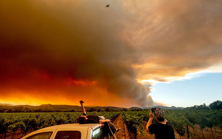 Έξι νεκροί και χιλιάδες εκτοπισμένοι από τις πυρκαγιές στην Καλιφόρνια