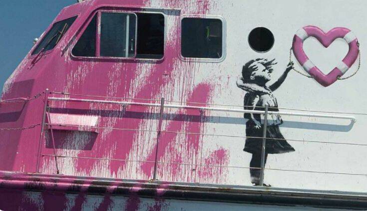 Πλοίο διάσωσης του Banksy: Ιταλοί ακτοφύλακες απομακρύνουν 49 μετανάστες με «εύθραυστη» υγεία