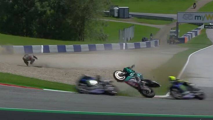 Σοκαριστικό ατύχημα στο Moto GP &#8211; Μοτοσυκλέτα μετά από σύγκρουση πέρασε ξυστά από το κεφάλι του Ρόσι