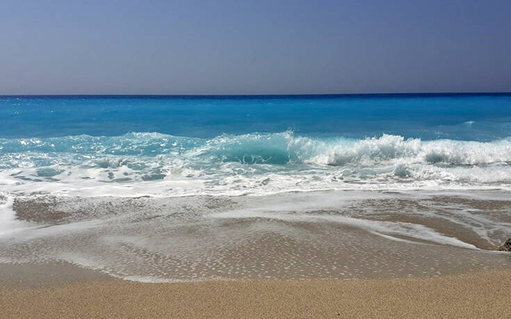Πευκούλια: Η γαλάζια παραλία που ευχαριστιέσαι ακόμη και το κύμα