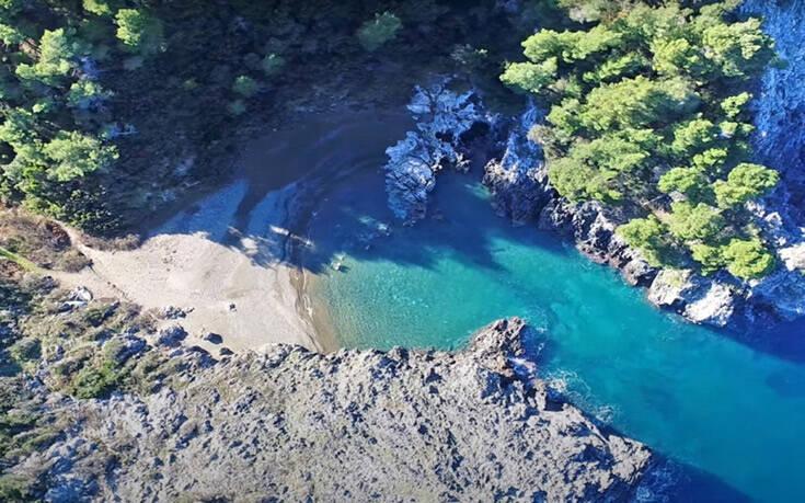 Το Στενό Λινάρι είναι η εξωτική φυσική πισίνα στην Εύβοια