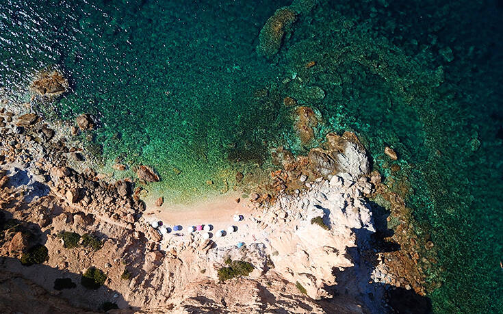 Η παραλία στην Αττική με τα 99 σκαλοπάτια που μοιάζει με Κυκλάδες