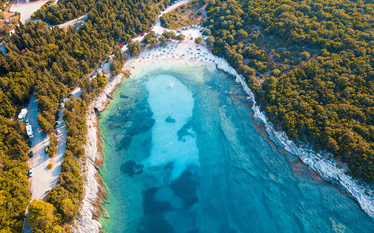 Η παραλία της Κεφαλονιάς με τις λίθινες πλάκες και τα διάφανα νερά