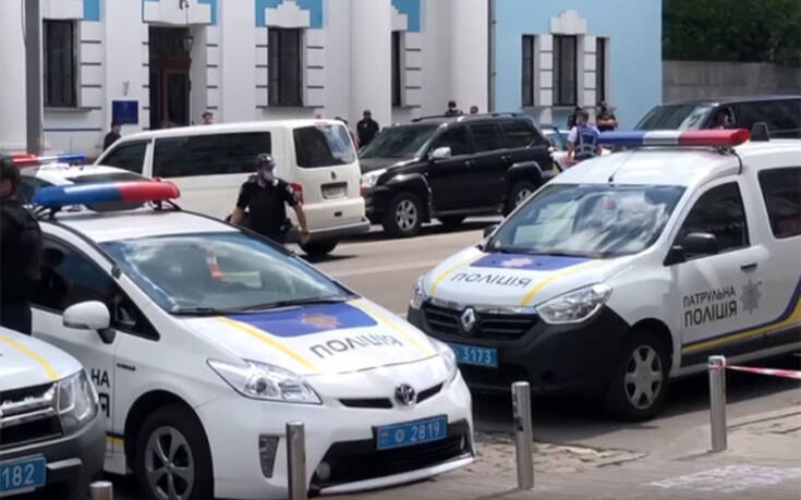 Συνελήφθη ο άνδρας που κρατούσε όμηρο σε τράπεζα του Κιέβου &#8211; Ισχυρίστηκε ότι είναι «Άγιο πνεύμα»