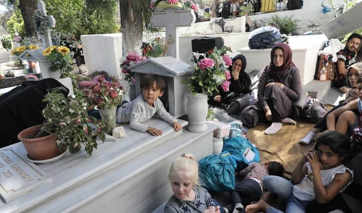 Θλιβερές εικόνες από την επόμενη ημέρα στη Μόρια: Πρόσφυγες και παιδιά κοιμούνται στους δρόμους και στο νεκροταφείο