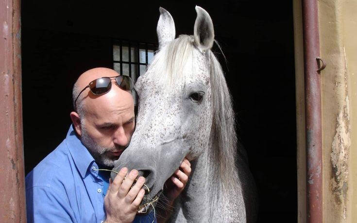 Ο Έλληνας κτηνίατρος που φροντίζει τα άλογα του Σουλτάνου του Ομάν