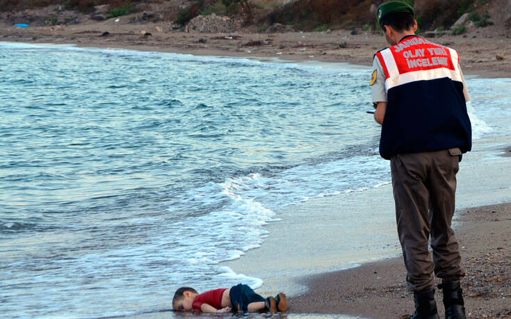 Αϊλάν Κουρντί: Το φρικαλέο πρόσωπο της προσφυγικής κρίσης και η φωτογραφία που συγκλόνισε την ανθρωπότητα
