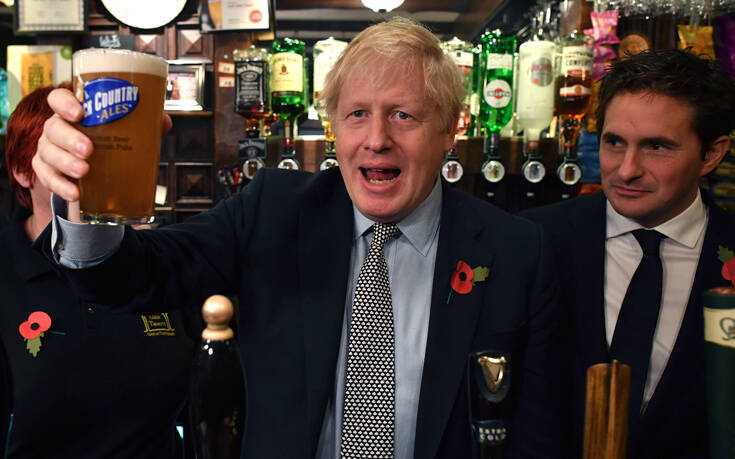 Τι τρόπο βρήκαν οι Άγγλοι πολιτικοί για να παραμένουν ανοιχτά τα μπαρ της Βουλής μετά τις 22:00