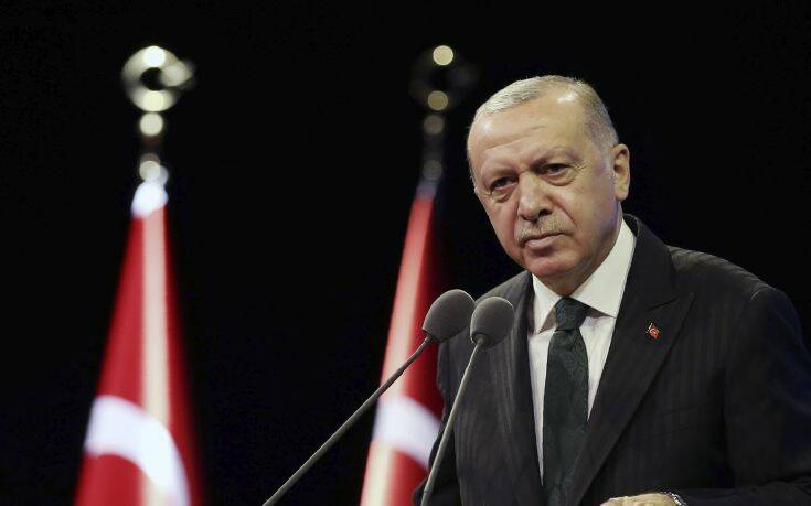 Ο Ερντογάν ανακατεύει την πολιτική τράπουλα στην Τουρκία