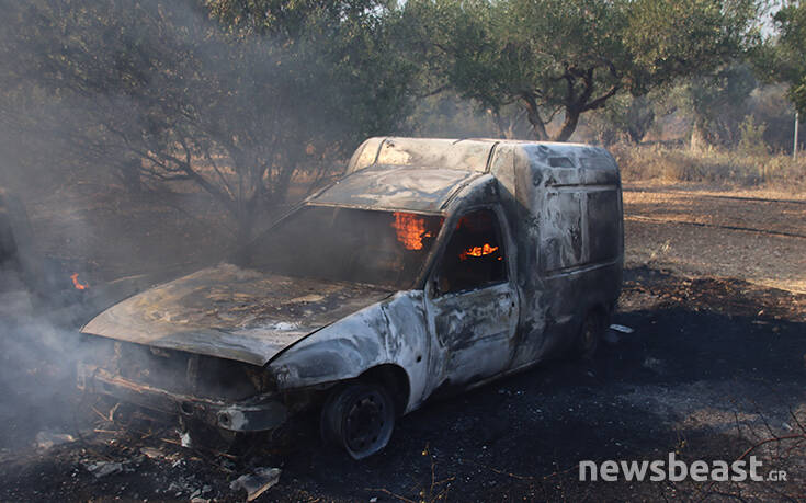Μεγάλη φωτιά στην Ανάβυσσο: Καμμένα αμάξια, αυλές και πυκνοί μαύροι καπνοί &#8211; Συναγερμός στην περιοχή