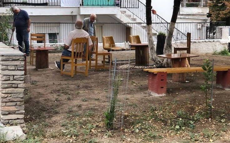 Θεσσαλονίκη: Συνταξιούχοι μετέτρεψαν εγκαταλελειμμένο οικόπεδο σε «καφενείο» λόγω κορονοϊού