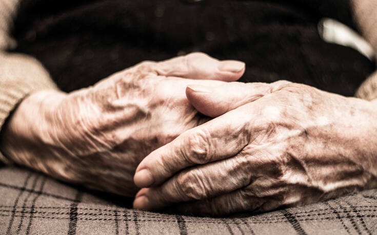 Χειροπέδες σε 62χρονη που εμπλέκεται σε τηλεφωνικές απάτες με λεία 134.000 ευρώ και θύματα ηλικιωμένους