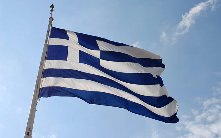 Yψώνεται με αερόστατο η μεγαλύτερη Ελληνική σημαία του κόσμου πάνω από τη λίμνη Πλαστήρα