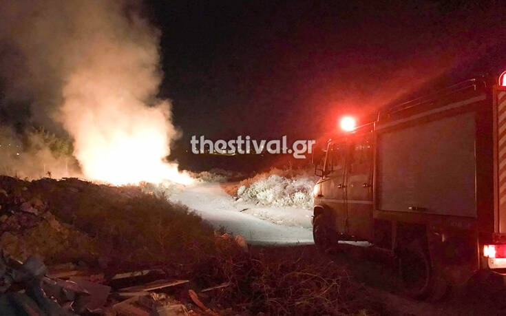 Πυρκαγιά σε παράνομη χωματερή στη Θεσσαλονίκη