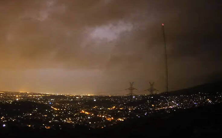 Καιρός: Η ισχυρή καταιγίδα που έπληξε την Αθήνα μέσα σε λιγότερο από ένα λεπτό