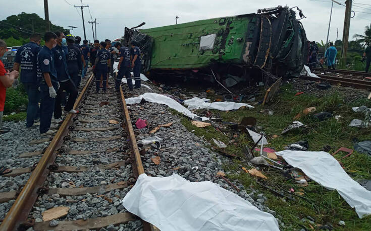 Ταϊλάνδη: Η στιγμή που λεωφορείο συγκρούεται με τρένο &#8211; Στους 17 οι νεκροί